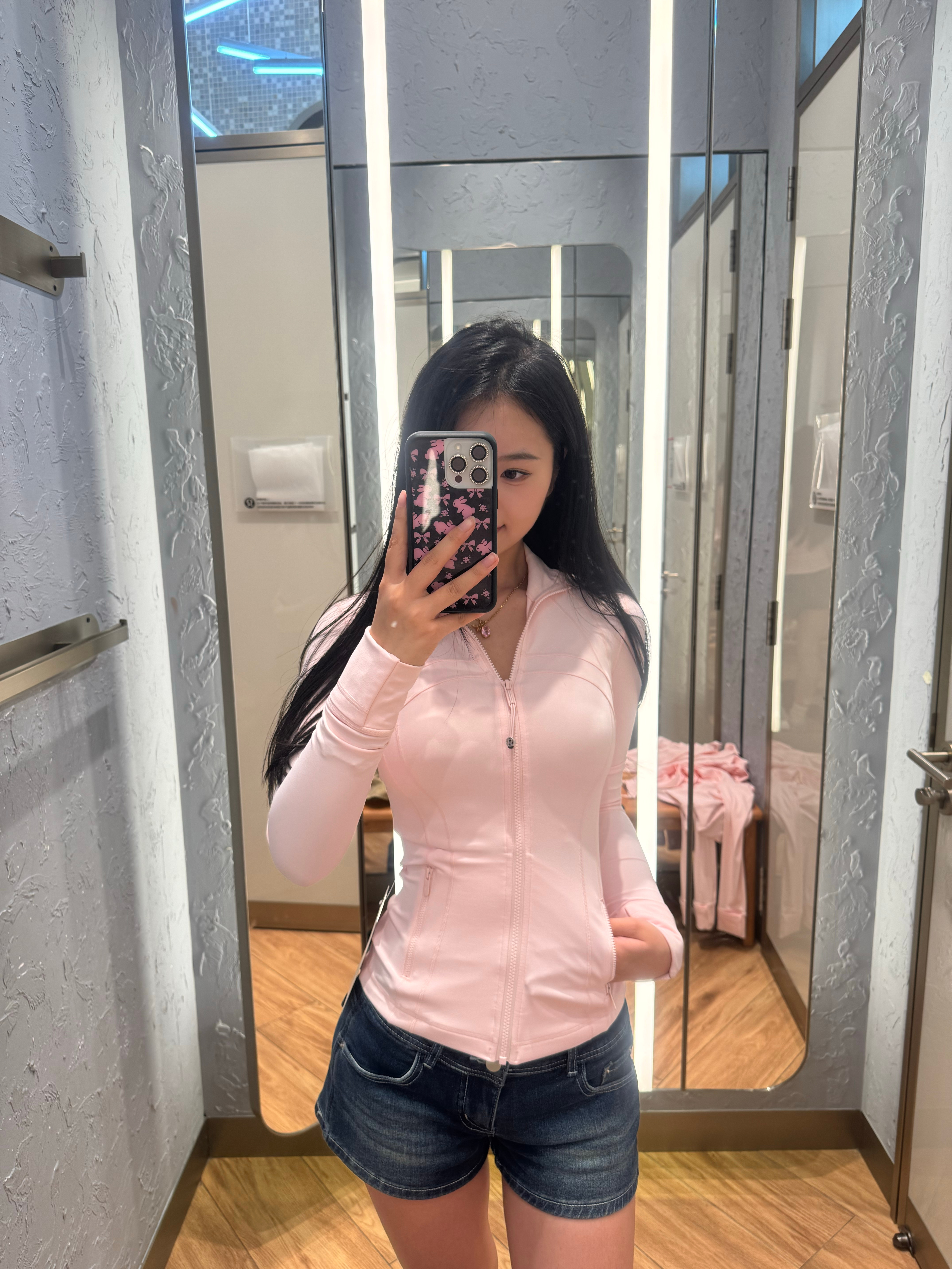 你们觉得我穿这个颜色好看不？俺好纠结！ 