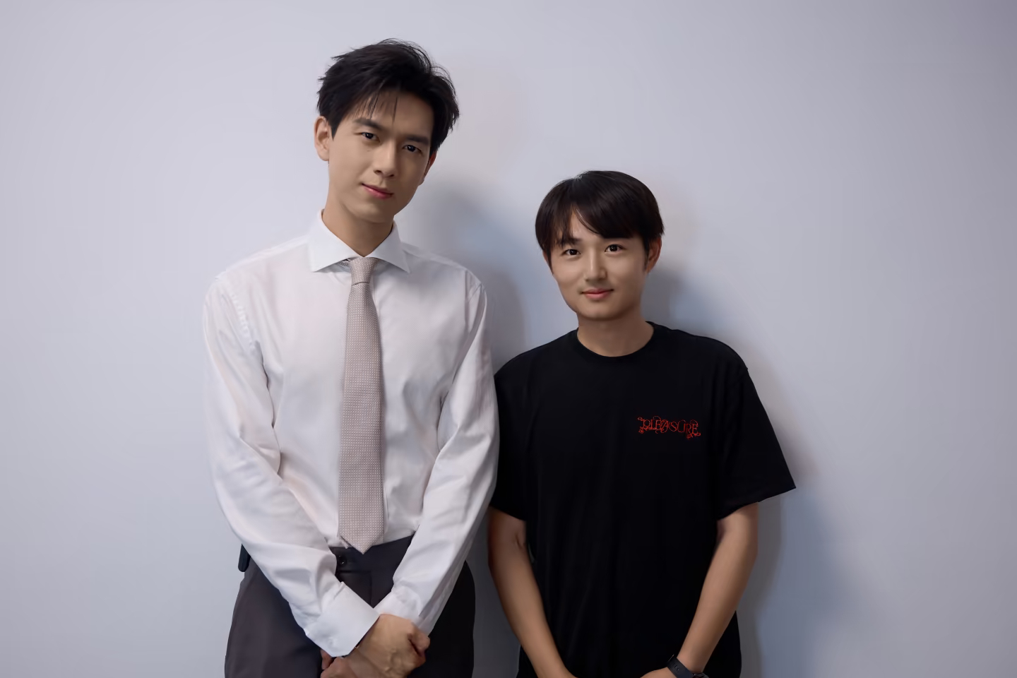 是不是大家都同时收到了返图，都在发孟弗渊合照 ​​​