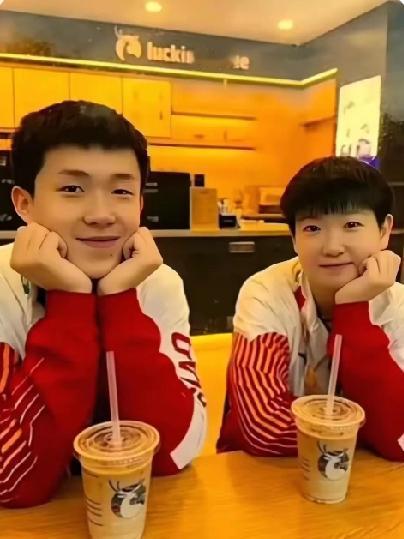 这杯“青春特调”，比咖啡还上头☕
 
刷到这张图，我直接笑出姨母笑！
 
大头和