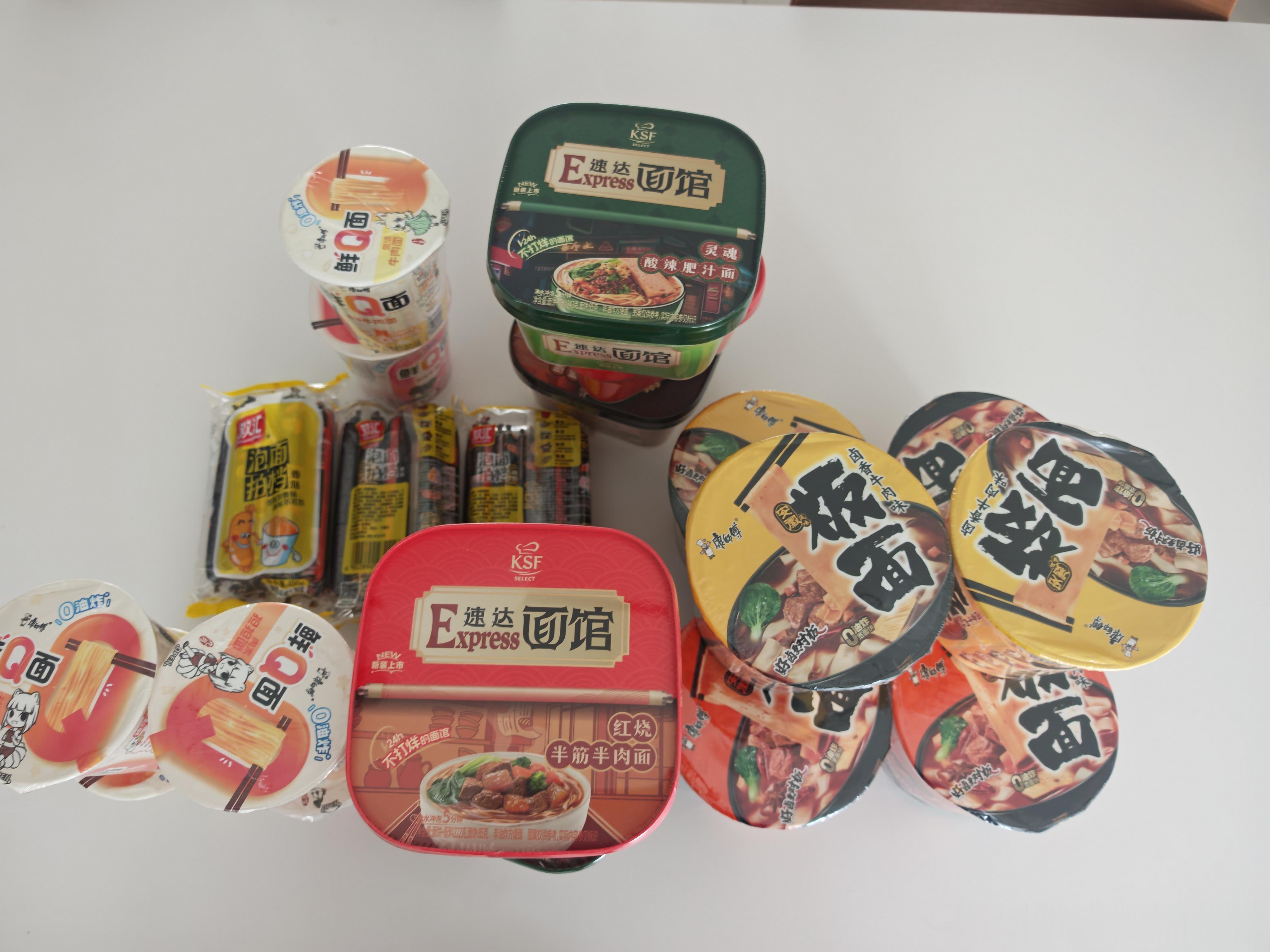 通过多年的奋斗，我终于实现了方便面自由了，丈母娘和孩子回老家去玩去了，我们暂时也
