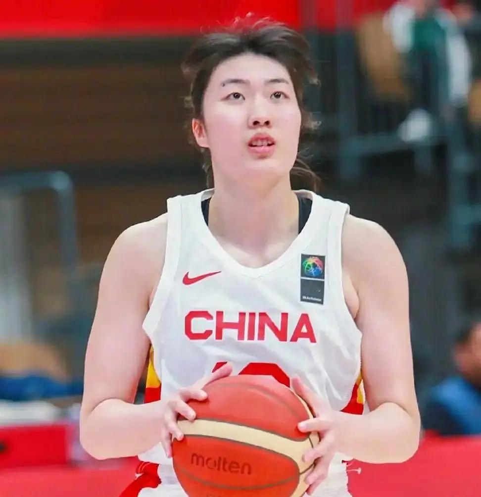 罗欣棫正在逐渐填补李梦留下的空缺
四场比赛打下来，罗欣棫这个名字已经越来越多地被