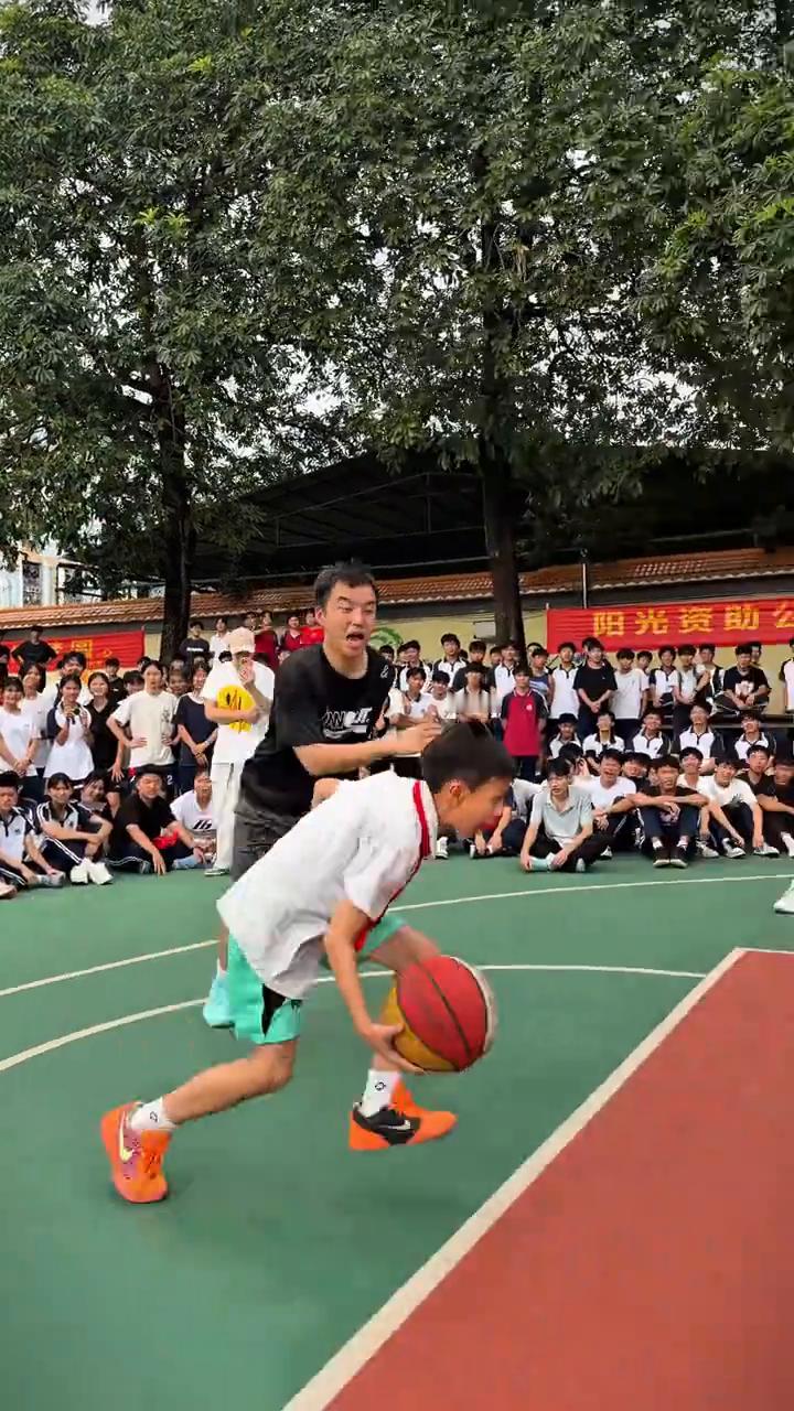 我转笔全班第一。
假如我绷住了呢？拿了根笔出来递给我，要我签名吗？你别动就行。这