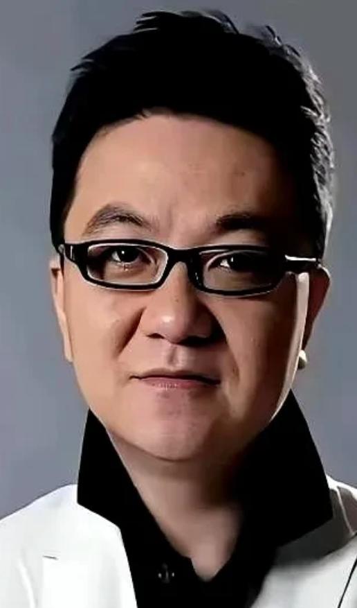 董路又开炮了，这次对准的是自己足球小将的家长。

起因挺简单：小球员李昊炎妈妈接