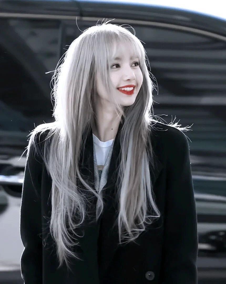 Lisa四登科切拉Lisa将空降科切拉我女Lisa就这样争气！！可甜可盐可帅辣！