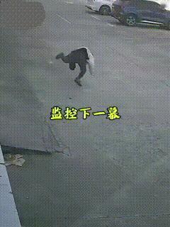 俗话说人在做天在看，报应来得往往特别快。有个男人从屋里出来，看见路边好好站着一条
