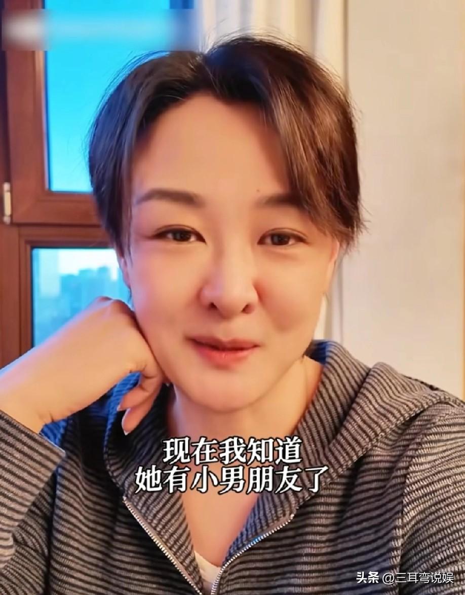 主持人李小萌自曝14岁女儿谈恋爱了，她前段时间发现进入青春期的女儿变得叛逆了，以