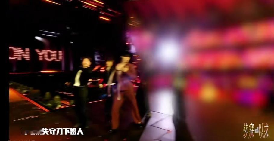 top官摄舞台镜头照到灯牌的地方竟然也打码了打码成这样……太夸张了 