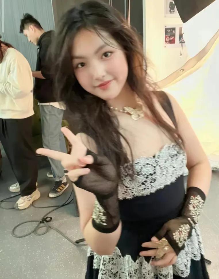 王诗龄太成熟了！不知道李湘怎么想的？

昨天，主持人李湘发布了一组女儿王诗龄拍摄