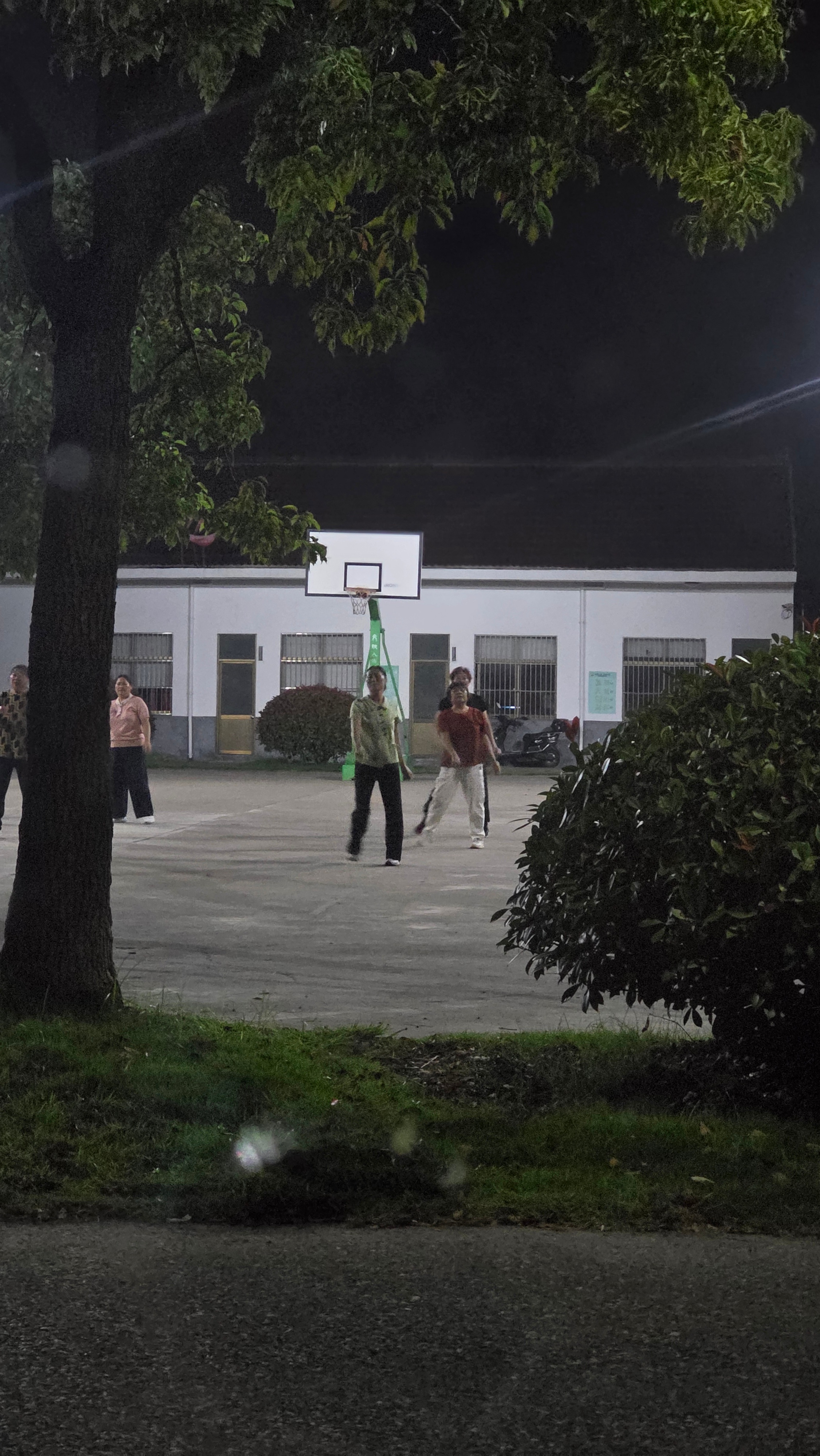 在白蒲找一个篮球场很难最近的距离我7.8公里驾车需要15分钟从小道开到大一点的小