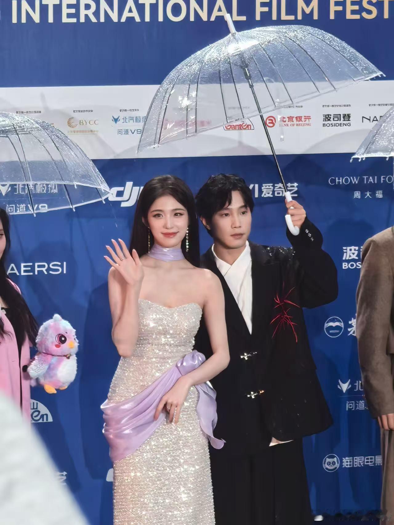 钟丽丽红毯被雨淋了谁懂啊钟丽丽红毯被雨淋的小意外，北影节红毯下雨，两个人挤一把伞