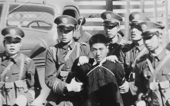 1979年，青海一名17岁少年被连捅14刀，倒在血泊中。凶手当众叫嚣：“我爸是干