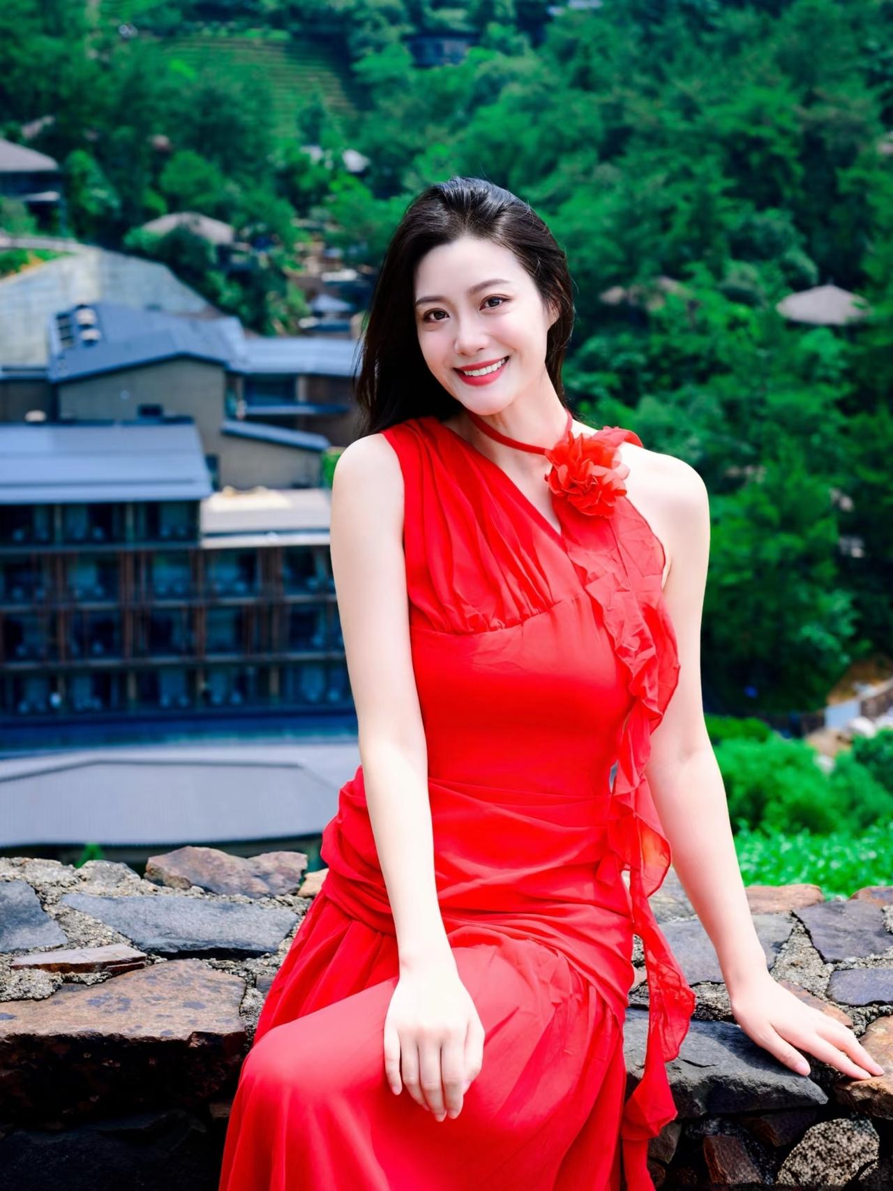 美貌与气质哪个更重要对于一个女性来说，先天的美貌很重要，但是后天的气质也很重要。