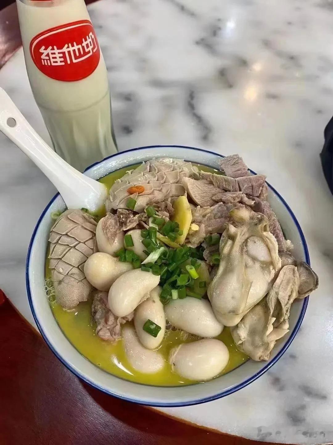 出差回来刚到家，开了一天车好累。老婆说我出差这段日子人变憔悴了，转身去厨房给我做