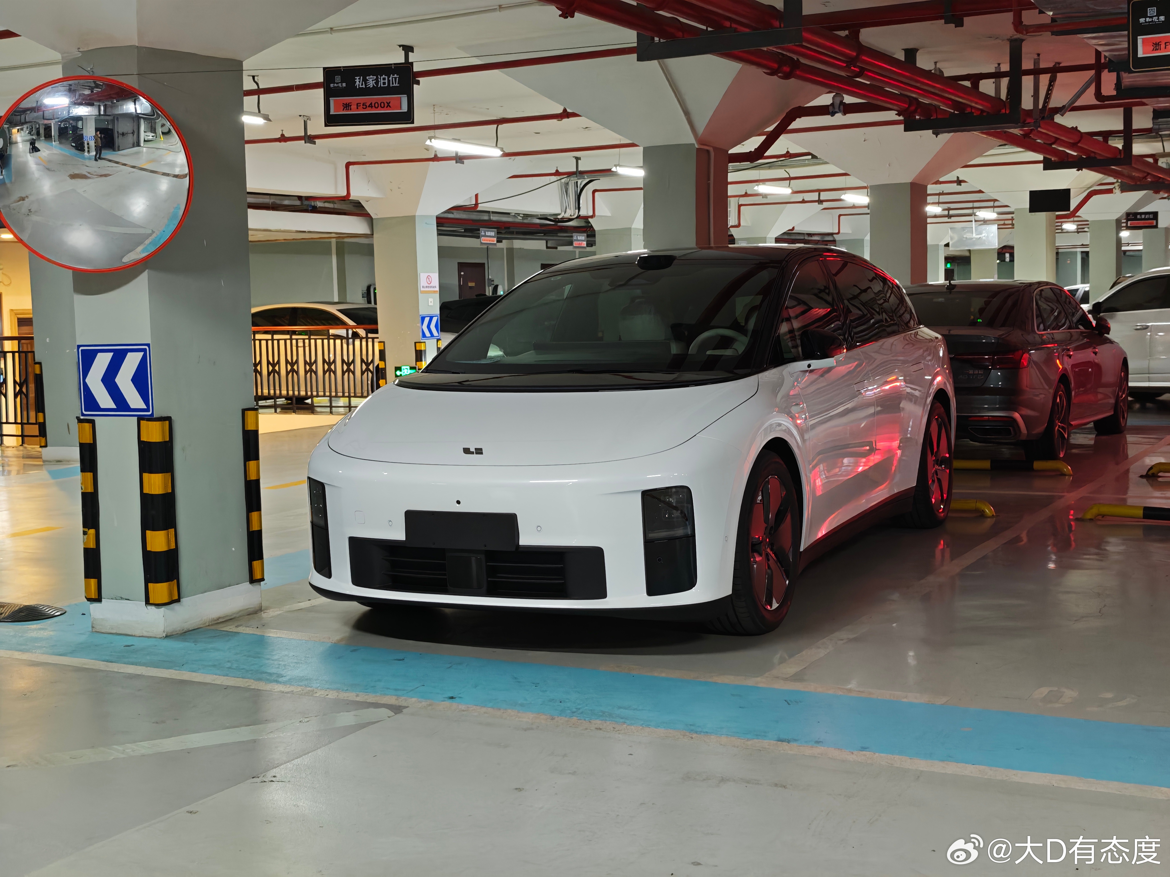 小区车库又新来一台i6，已经第四台了。 