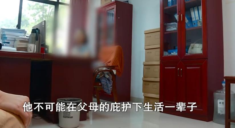 湖南，男子高考考了575分，离父母要求的985、211院校相差甚远，被父母扫地出