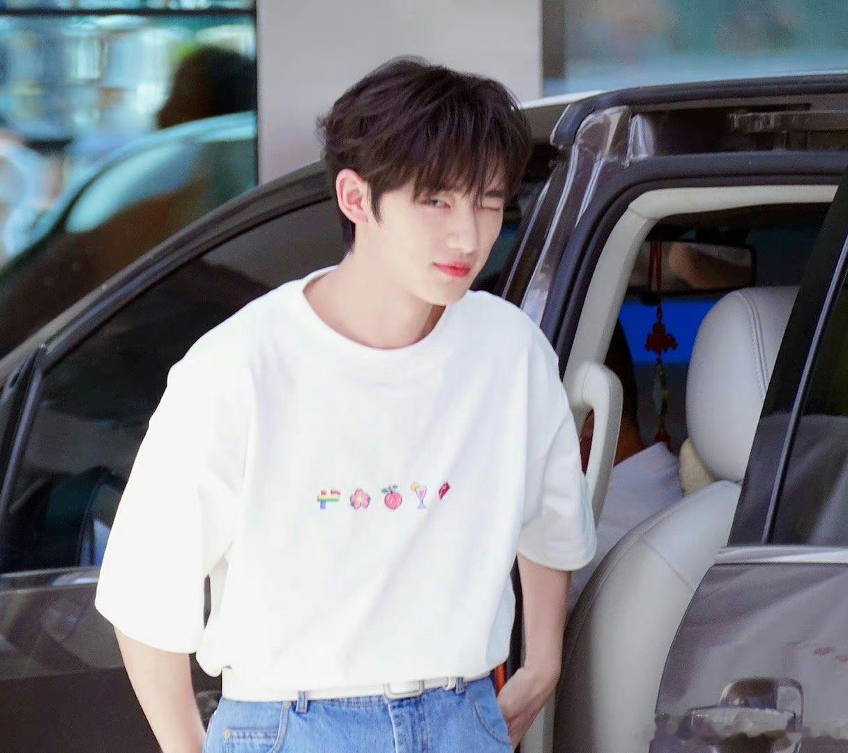 #丁程鑫裤子上好多心星##丁程鑫的心星裤#你别太会买，好好看的裤子 ​​​