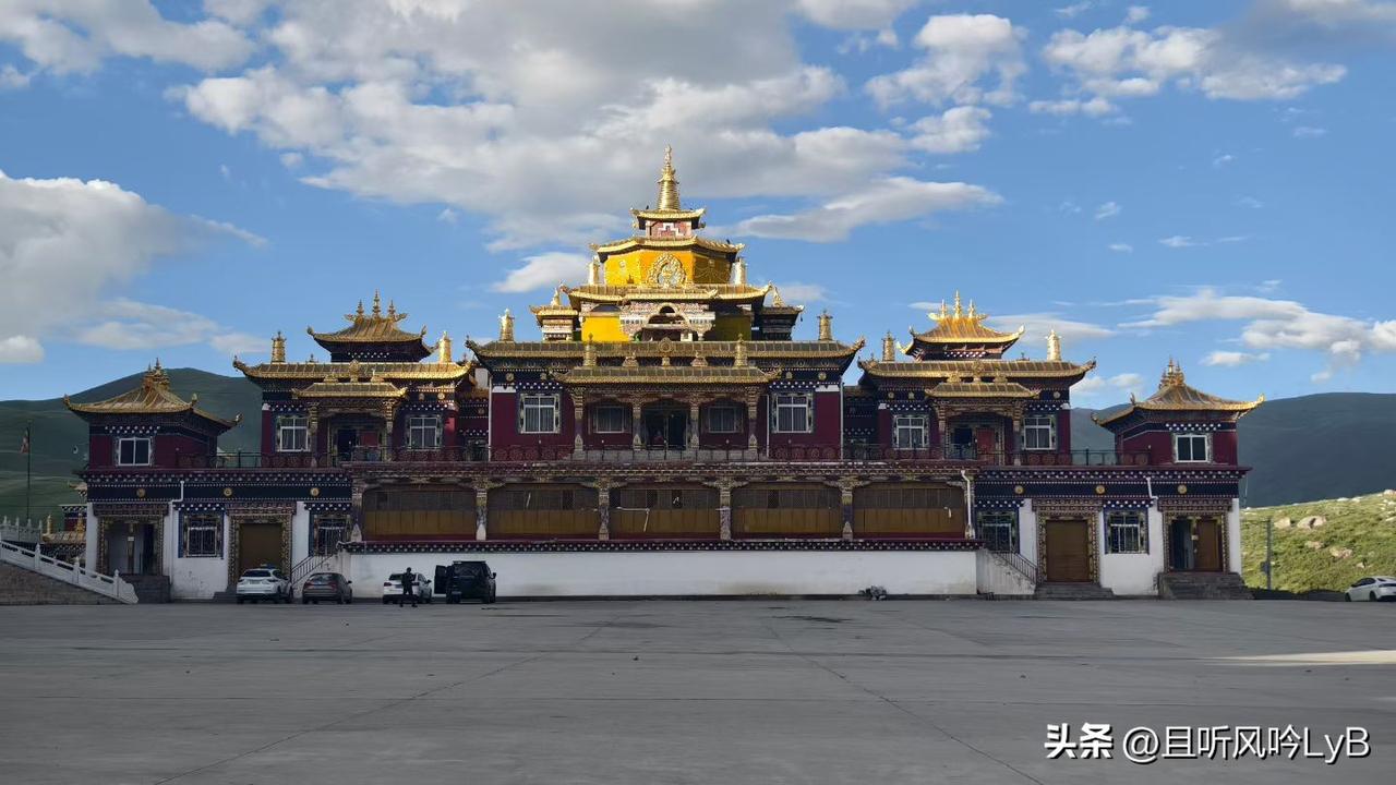 我不远千里而来，只为赴你一面之约。
一步一叩首，是为信仰，一景一震撼，是为惊艳。