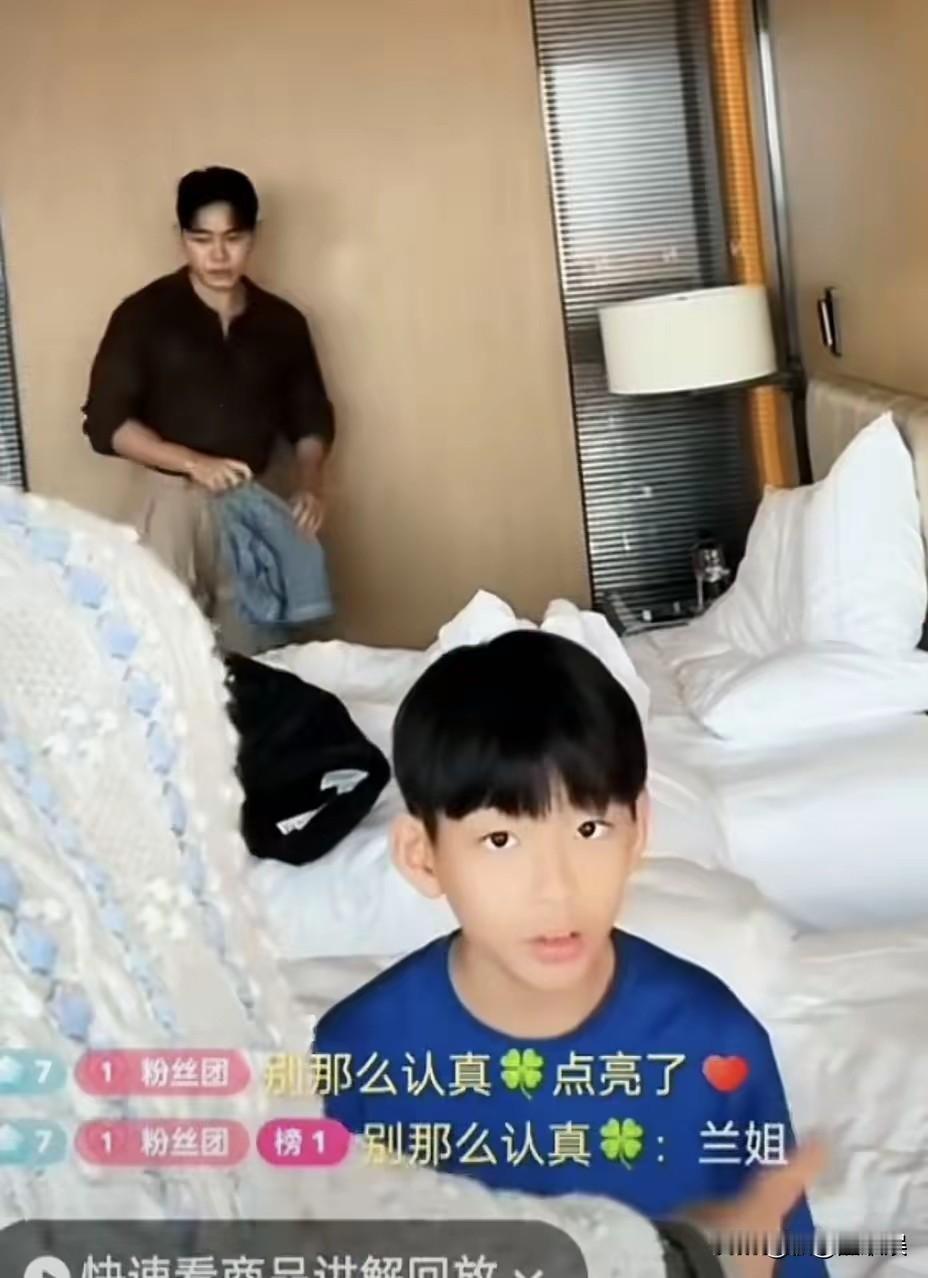 小箖儿最新正脸照曝光！
9岁的小箖此时正在成都，与姐姐小玥儿及奶奶和亲爸继母一家