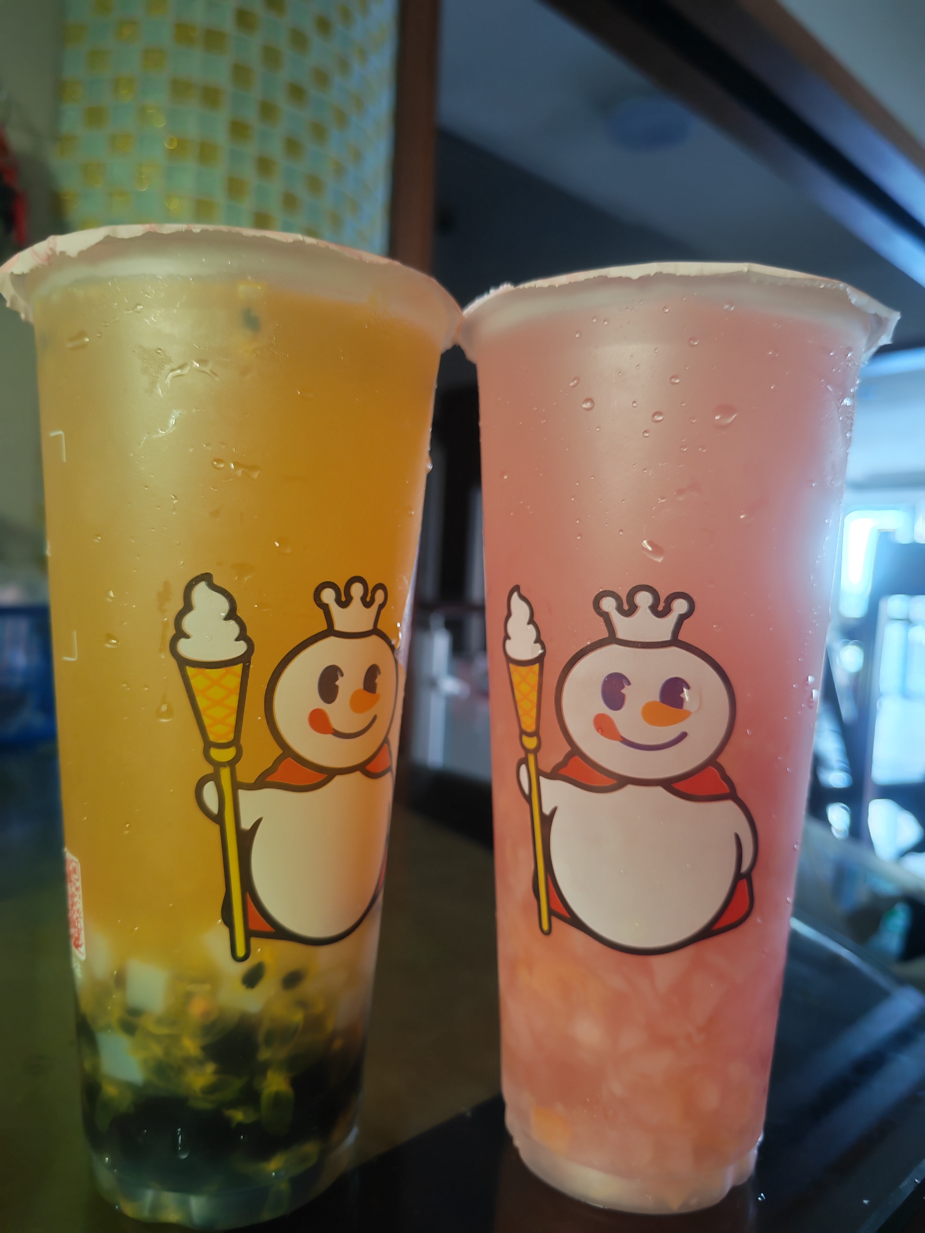 秋天的第一杯奶茶饮料太甜了下次还是喝椰子水吧～ 