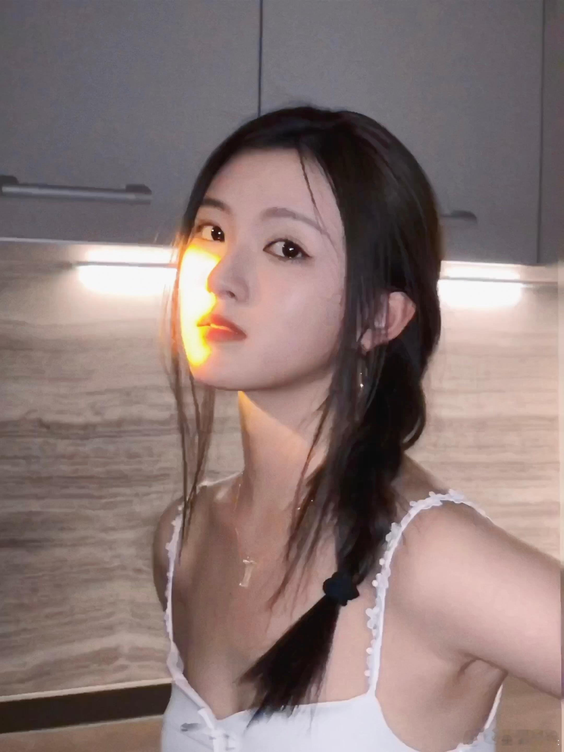 #王奕婷写真拍出电影感#王奕婷的写真就像一部未被讲述的电影，每一个眼神都在传递着