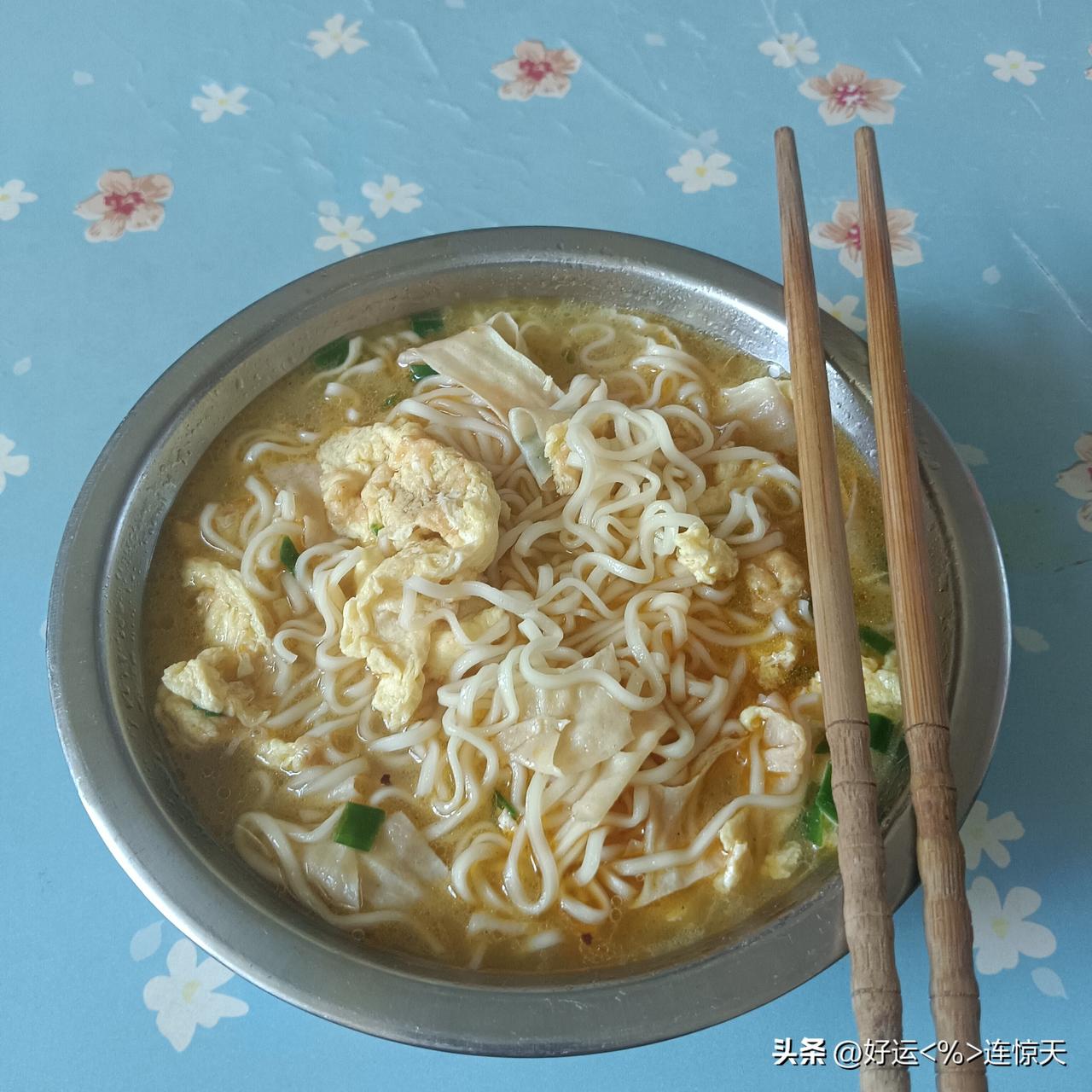 连着忙了好几天，今天终于给自己放了半天假，安安静静做了顿晚饭。
 
站在厨房切菜