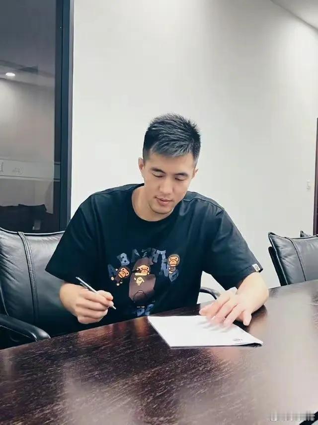 辽宁队惹怒众人？

郭艾伦被无情交易，媒体爆出他不知道。被通知要求离队，辽宁球迷