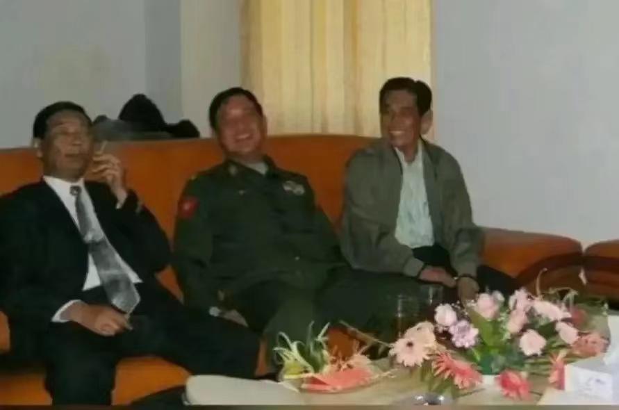 早年，彭家声和白所成的同框画面。看上去，彭先生比较和气面善，白所成则比较狂妄自大