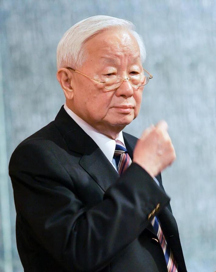 比单纯芯片断供更值得警惕的预判：台积电创办人张忠谋曾在 2023 年《纽约时报》
