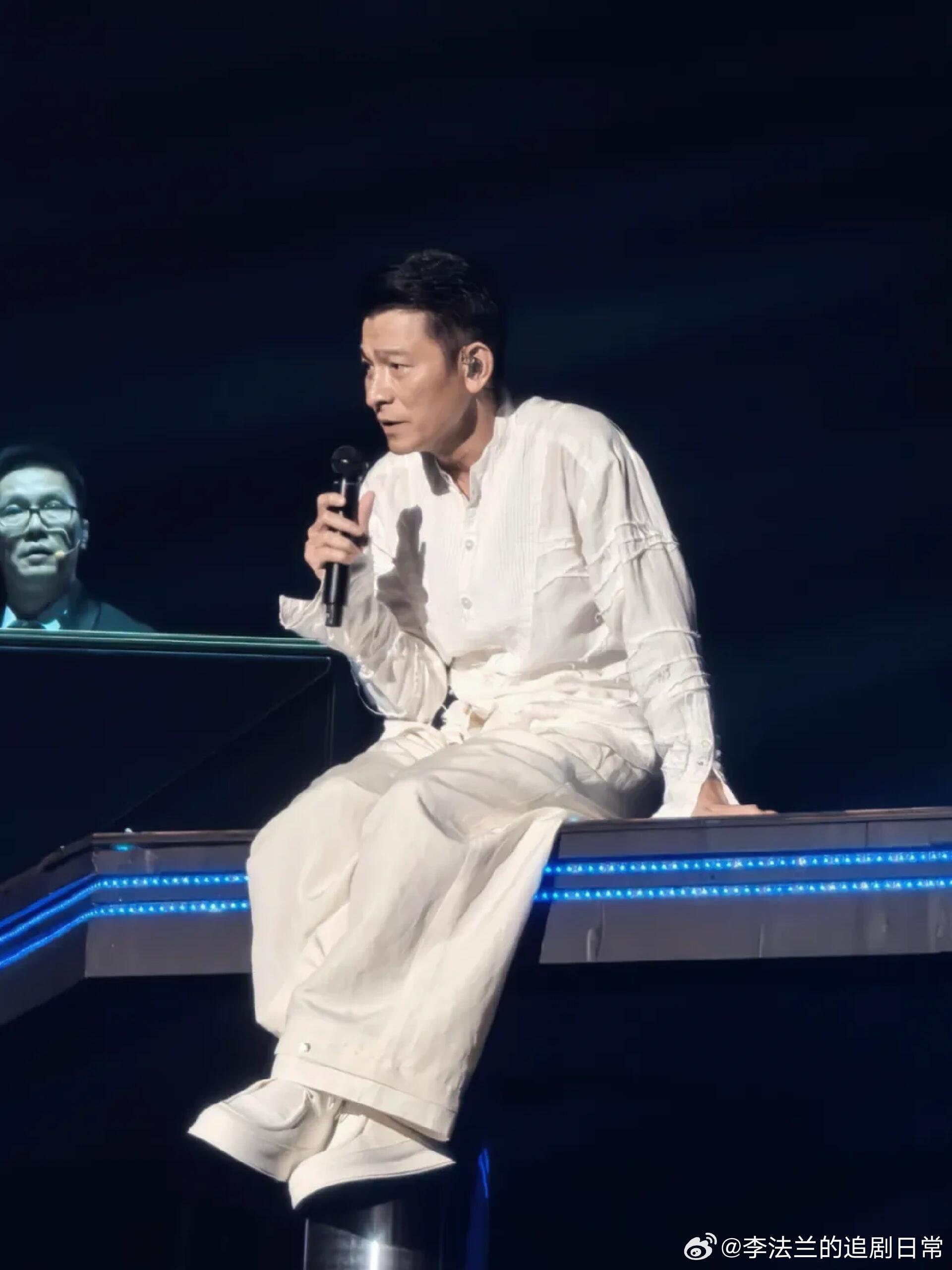 #刘德华回应演唱会滑跪#63岁的刘德华太拼了，在演唱会直接来了一个足球场上才能出