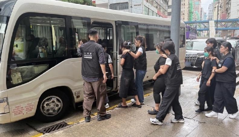 香港于7月16日，在全港打击非法劳工，包括「曙光行动」、联同劳工处的「光影行动」