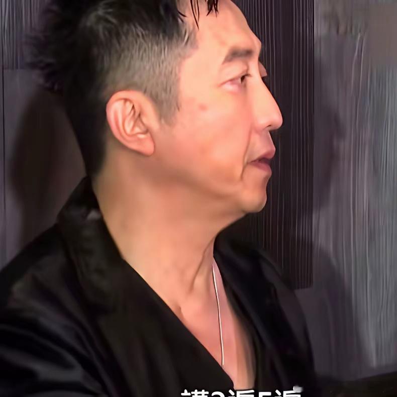 庾澄庆一句话，戳中了多少父母的心窝子。记者问他孩子听不听话，他直接一句“大的小的