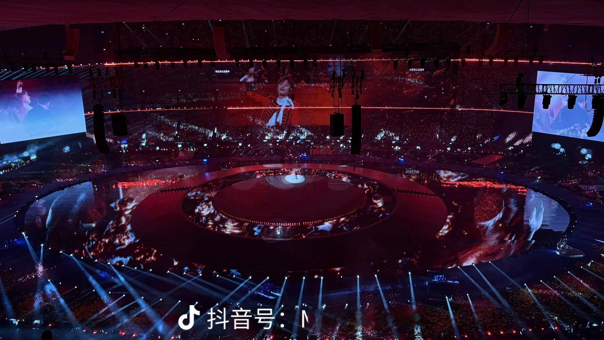 看到张杰演唱会的舞美我被一次又一次震撼我感叹张杰的口碑 真的是他自己一场一场 唱