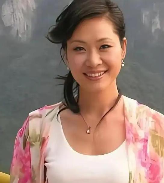 2001年北京，刚从第一段失败婚姻走出来的于文华，跟小自己6岁、从没结过婚的钢琴