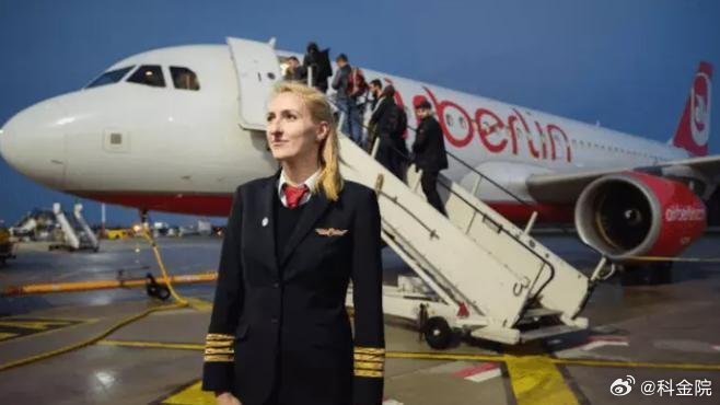 《一位德国空姐说，“希望我们的航班不要去中国，不然我就辞职。”机长疑惑的问她，“