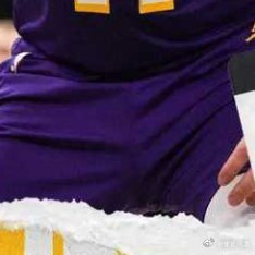 NBA常规赛继续进行，洛杉矶湖人队（28胜17负）继续连胜。东契奇得到46分、7