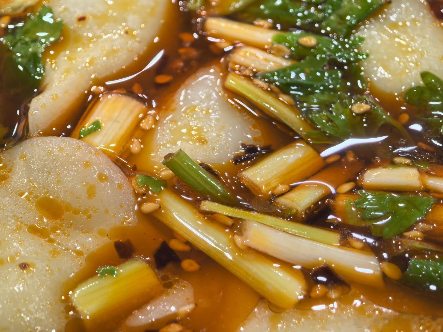 西安旧事 近日下雨，最适合吃酸汤饺子。30多年前，南院门粉巷口，王家饺子风头正劲