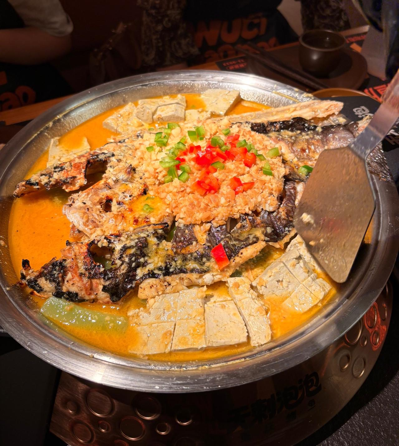 今天去吃了一家新开的烤鱼店，
我发现现在很多顾客去吃饭，很少在店里面点，都是在网