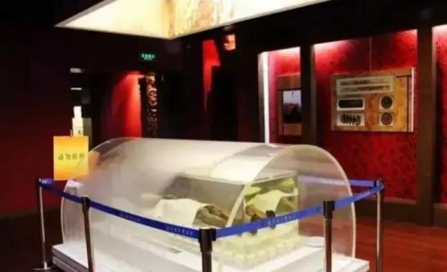 2002年盛夏，考古队缓缓撬开一具汉代木棺，棺盖刚裂一条缝，一声气若游丝的女子叹