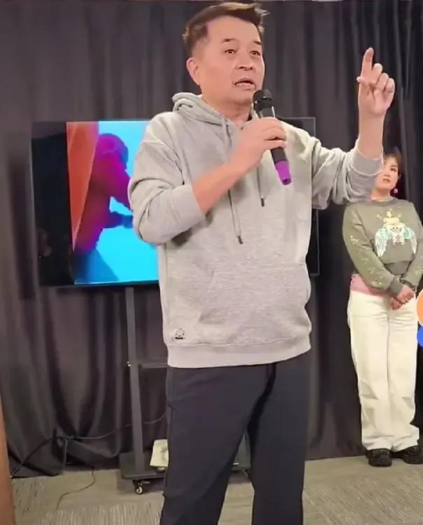 现在，老毕已经完全过成普通人的生活。衣着普通，也很朴素，发型简单。他站在普通人的
