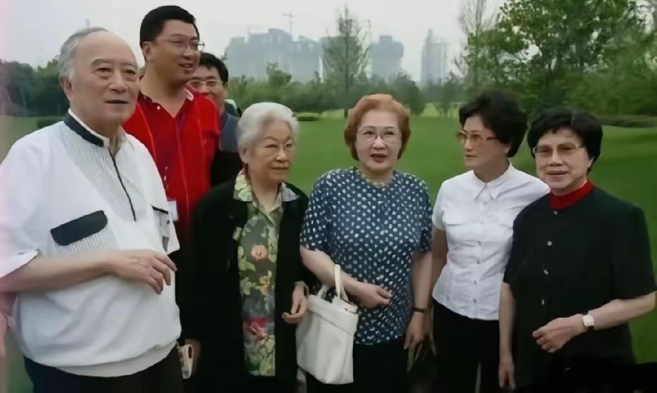 五位文艺界传奇前辈的一张合影，如果你认出其中两位的，一定就是铁杆粉丝了。