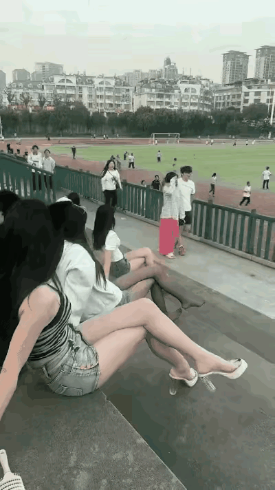 作为男人在热血的球场怎么还能让出现这样的情况？
该说不说看球的美女还真不少！