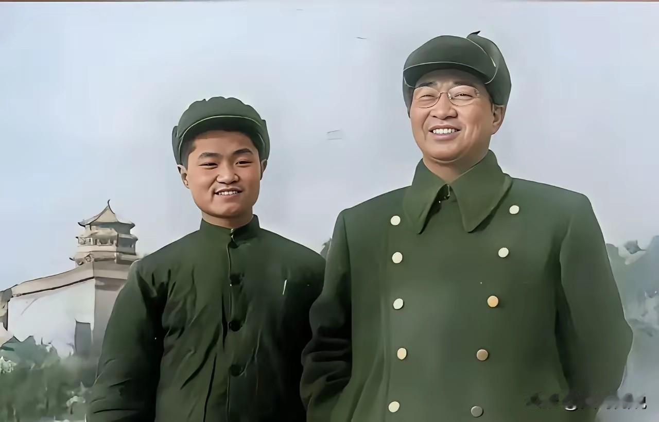 大将风度，将门虎子，人民功臣，永垂青史！
照片中，陈庚大将身穿戎装，长子陈知非站