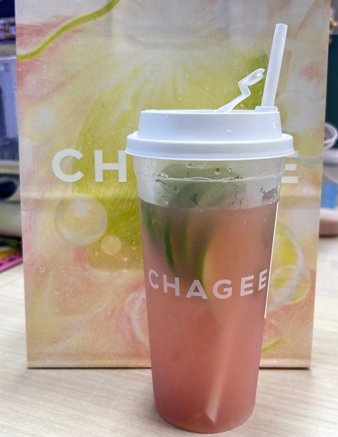 霸王茶姬霸王茶姬 霸王茶姬粉芭乐还是微糖好喝啊！新品粉芭乐 没喝到什么芭乐味道 