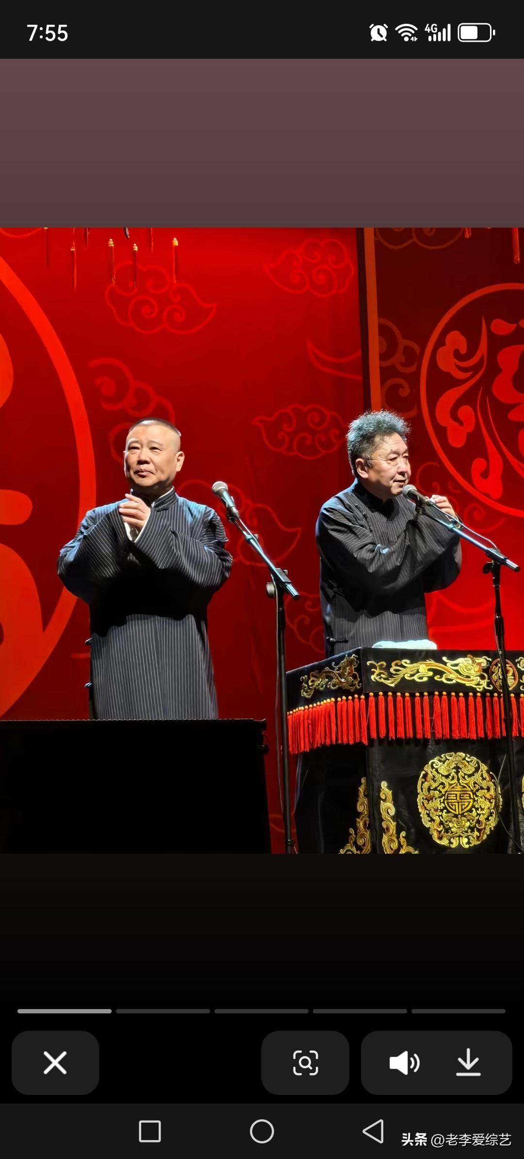 郭德纲的相声始终深陷雅俗之争，有人斥其含伦理哏、谐音梗，游走于低俗边缘，甚至因内