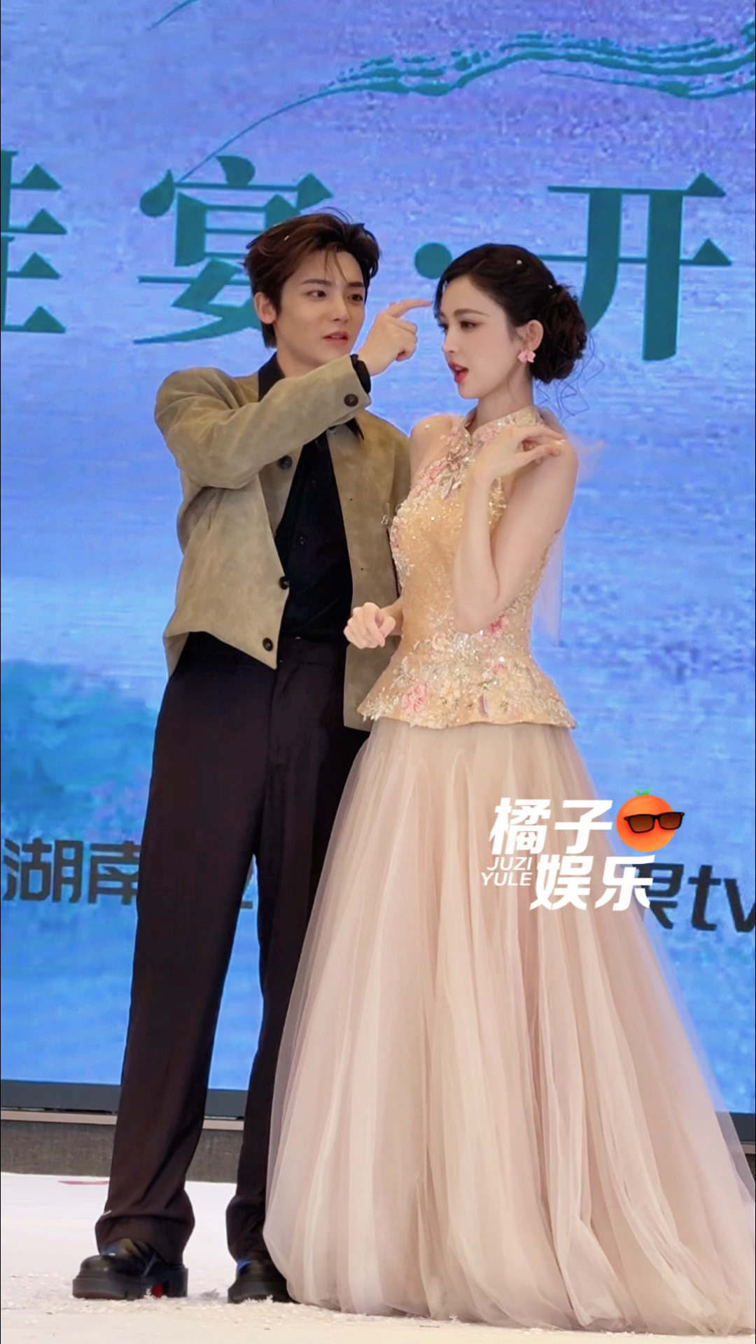 侯明昊这个贴心一直在帮娜扎整理头发🥺侯明昊帮娜扎整理头发玉茗茶骨今日开播