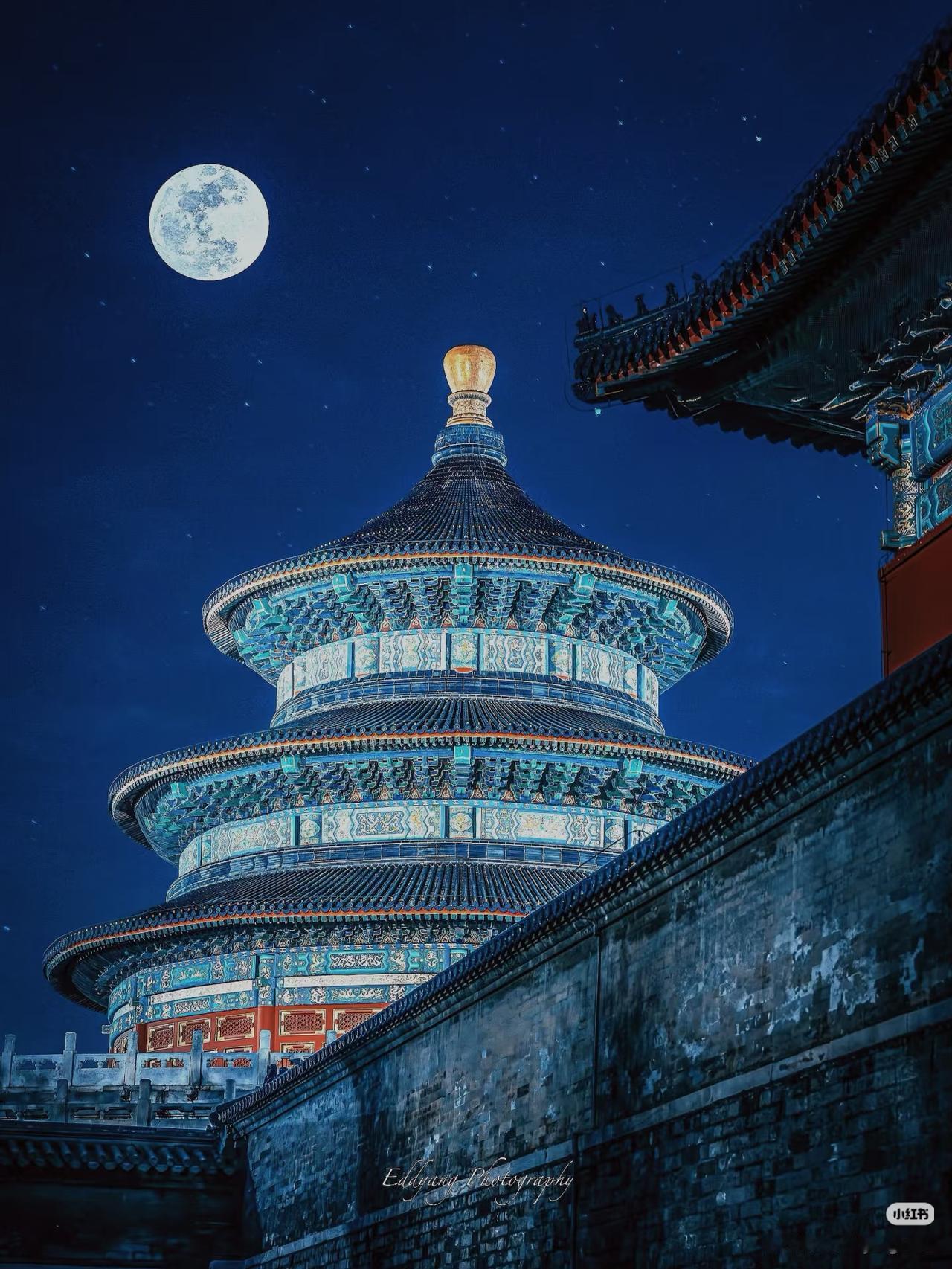 “天坛是中式美学的巅峰”
天坛的美，是安静又磅礴的东方诗意，
没有多余的装饰，