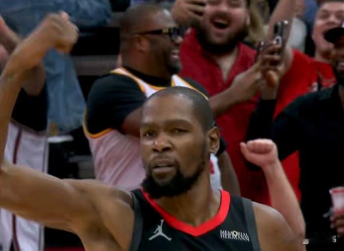 狄龙谈杜兰特绝杀：

“没什么好说的。”

“火箭给他高工资。”

“就是让他干