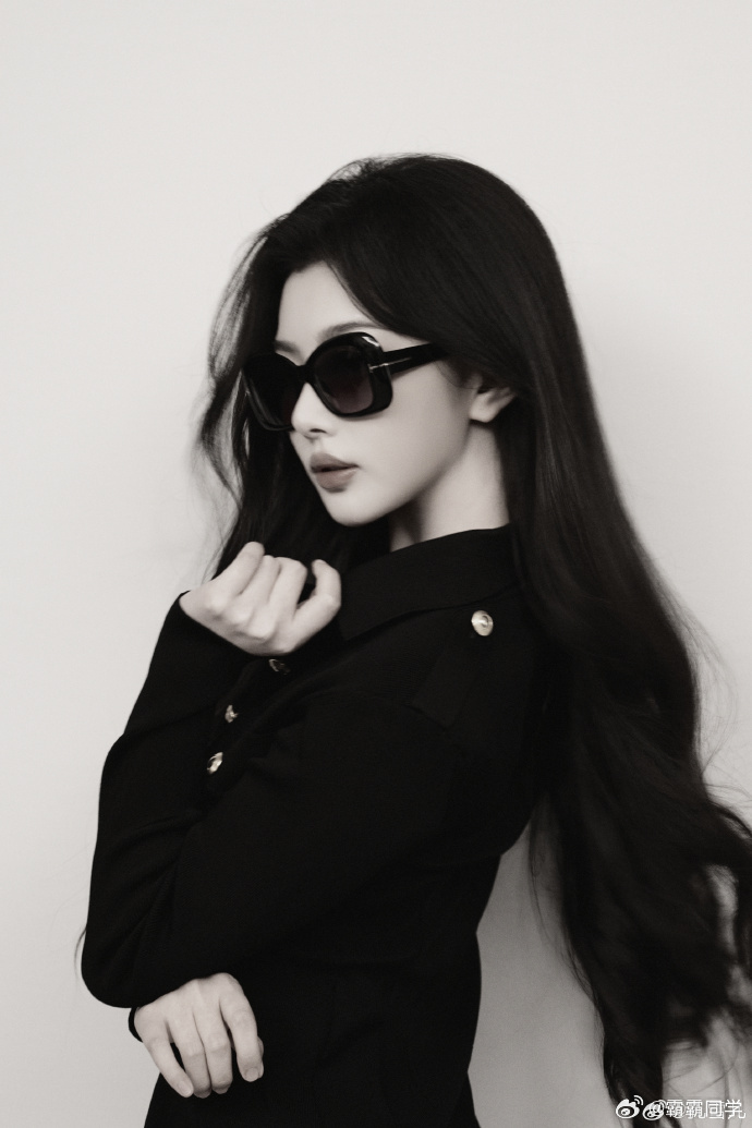 孔雪儿戴个墨镜帅成啥了孔雪儿这波墨镜造型太绝了！平时甜妹一枚，墨镜一戴秒变酷拽老
