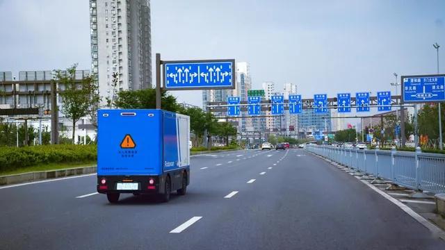 Momenta Robovan落地苏州自动驾驶企业集体押注无人货运，Moment