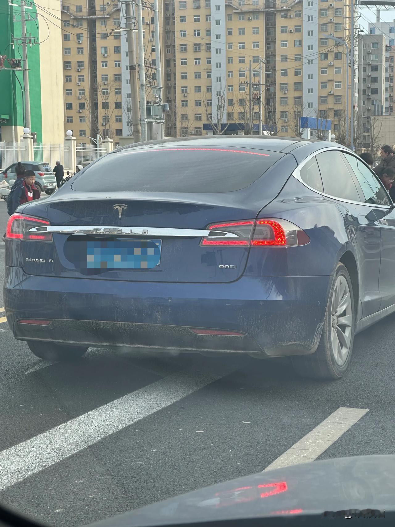 挂蓝牌的特斯拉，2015–2016 年中国市场售价约95万…………

当年有这个